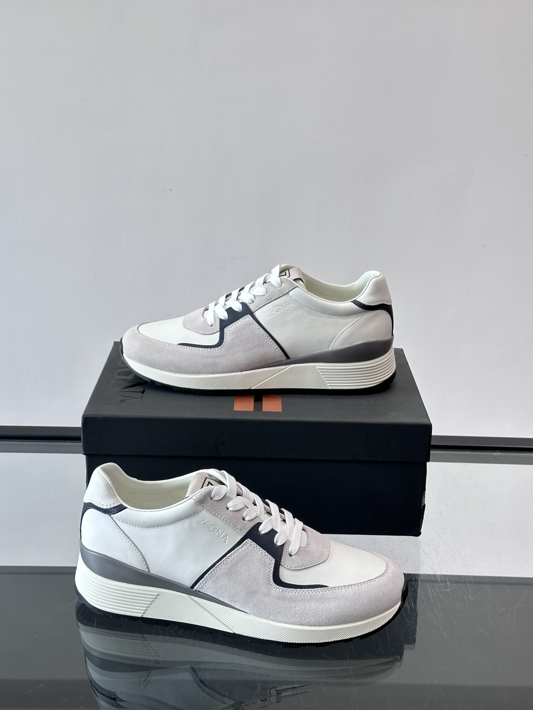 Zegna杰尼亚这款运动鞋采用牛皮皮革➕麂皮拼接，质感层次丰富，低调又有型。白色➕黑色多层鞋底，缓震舒适