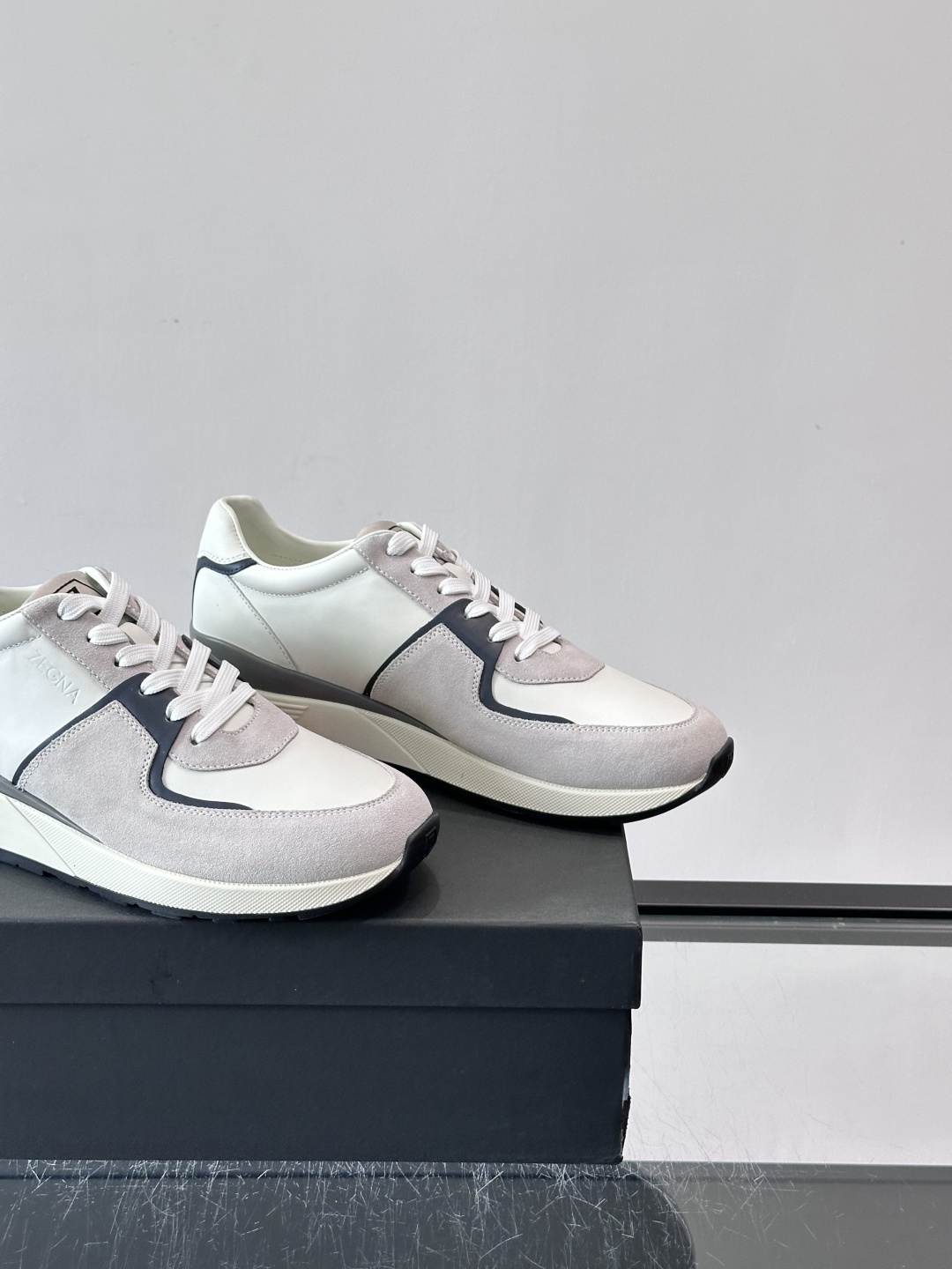 Zegna杰尼亚这款运动鞋采用牛皮皮革➕麂皮拼接，质感层次丰富，低调又有型。白色➕黑色多层鞋底，缓震舒适