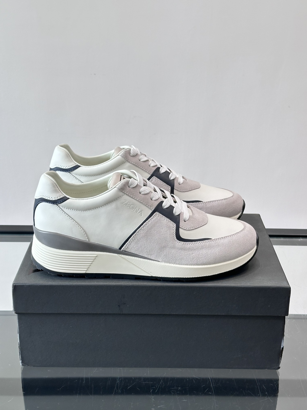 Zegna杰尼亚这款运动鞋采用牛皮皮革➕麂皮拼接，质感层次丰富，低调又有型。白色➕黑色多层鞋底，缓震舒适