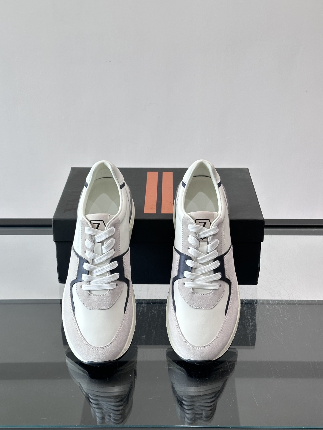 Zegna杰尼亚这款运动鞋采用牛皮皮革➕麂皮拼接，质感层次丰富，低调又有型。白色➕黑色多层鞋底，缓震舒适