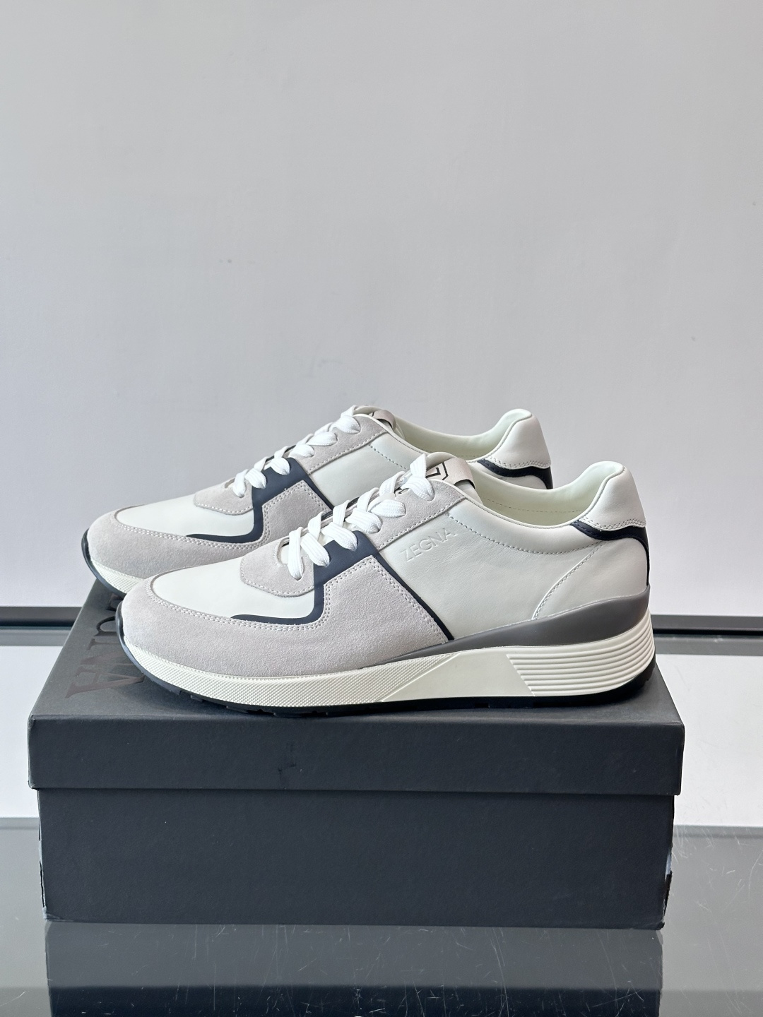 Zegna杰尼亚这款运动鞋采用牛皮皮革➕麂皮拼接，质感层次丰富，低调又有型。白色➕黑色多层鞋底，缓震舒适