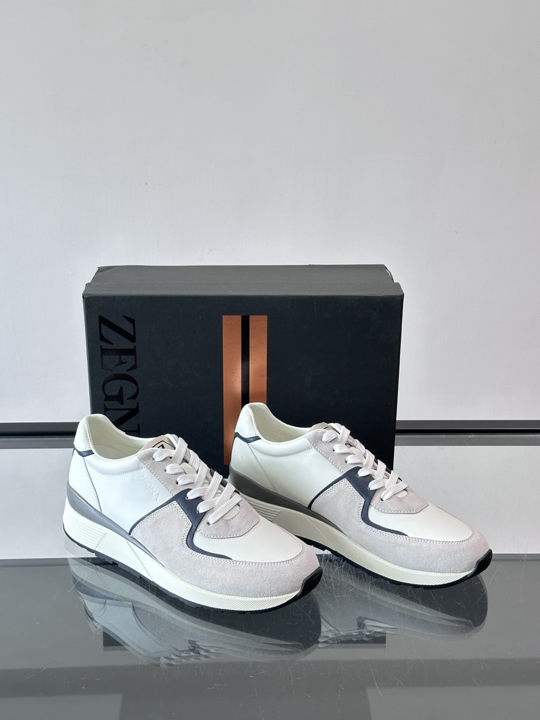 Zegna杰尼亚这款运动鞋采用牛皮皮革➕麂皮拼接，质感层次丰富，低调又有型。白色➕黑色多层鞋底，缓震舒适