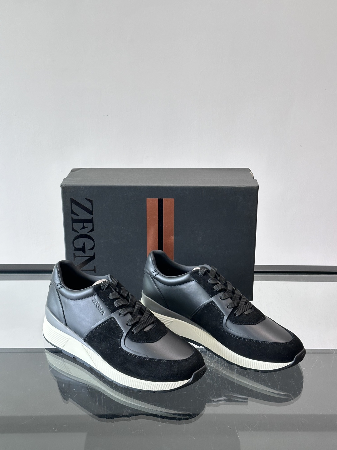 Zegna杰尼亚这款运动鞋采用牛皮皮革➕麂皮拼接，质感层次丰富，低调又有型。白色➕黑色多层鞋底，缓震舒适