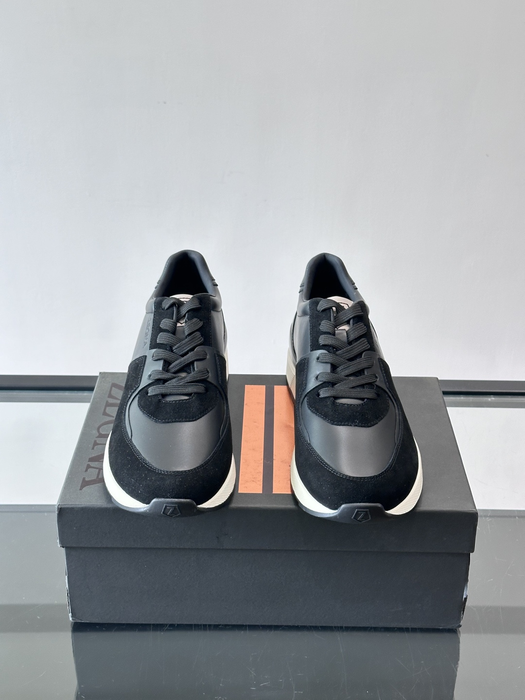 Zegna杰尼亚这款运动鞋采用牛皮皮革➕麂皮拼接，质感层次丰富，低调又有型。白色➕黑色多层鞋底，缓震舒适