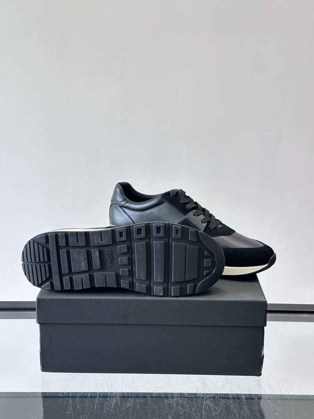 Zegna杰尼亚这款运动鞋采用牛皮皮革➕麂皮拼接，质感层次丰富，低调又有型。白色➕黑色多层鞋底，缓震舒适