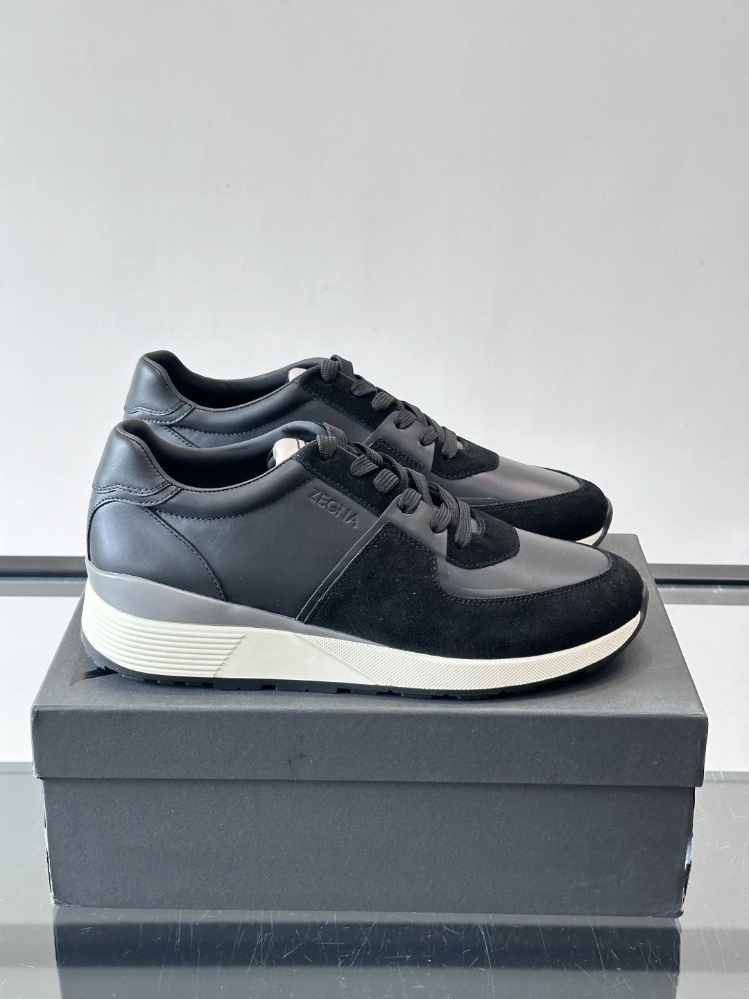 Zegna杰尼亚这款运动鞋采用牛皮皮革➕麂皮拼接，质感层次丰富，低调又有型。白色➕黑色多层鞋底，缓震舒适