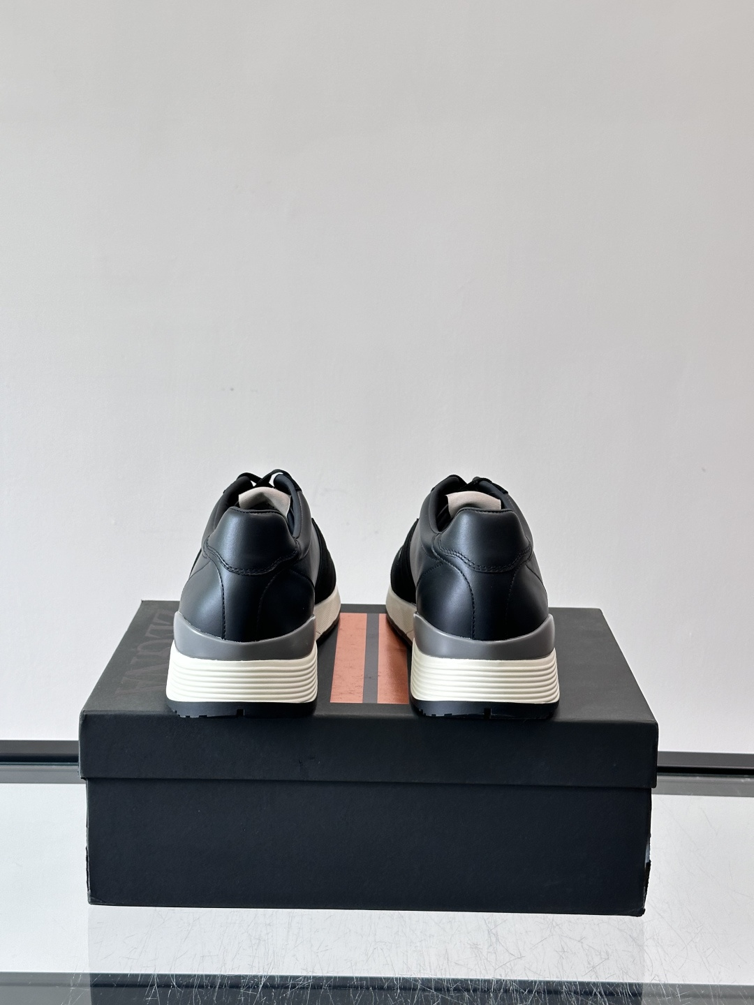 Zegna杰尼亚这款运动鞋采用牛皮皮革➕麂皮拼接，质感层次丰富，低调又有型。白色➕黑色多层鞋底，缓震舒适