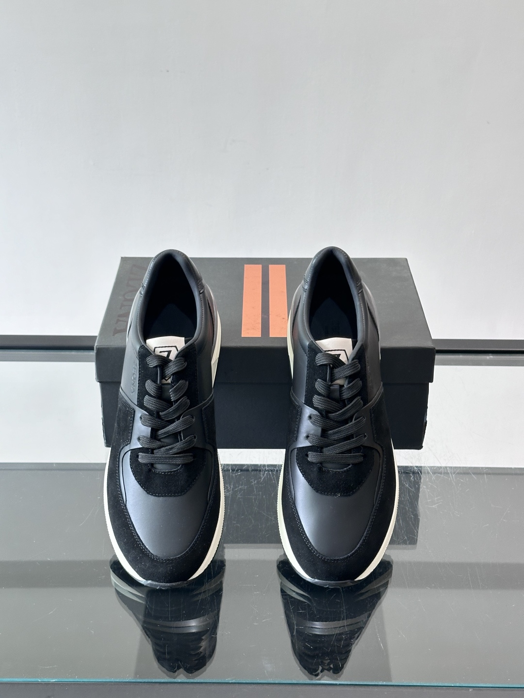 Zegna杰尼亚这款运动鞋采用牛皮皮革➕麂皮拼接，质感层次丰富，低调又有型。白色➕黑色多层鞋底，缓震舒适