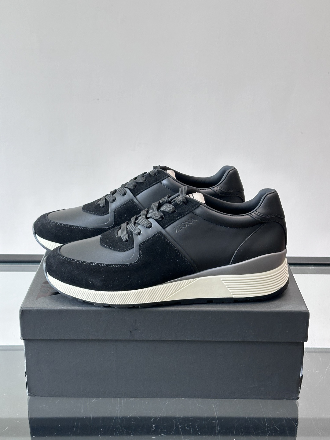 Zegna杰尼亚这款运动鞋采用牛皮皮革➕麂皮拼接，质感层次丰富，低调又有型。白色➕黑色多层鞋底，缓震舒适