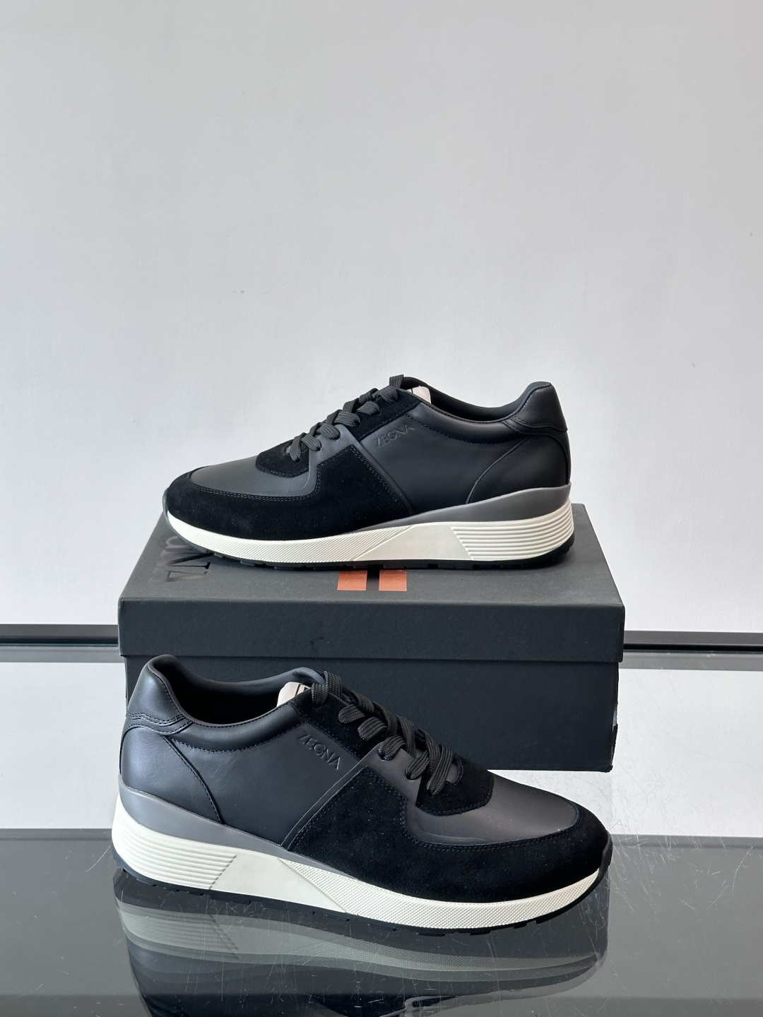 Zegna杰尼亚这款运动鞋采用牛皮皮革➕麂皮拼接，质感层次丰富，低调又有型。白色➕黑色多层鞋底，缓震舒适