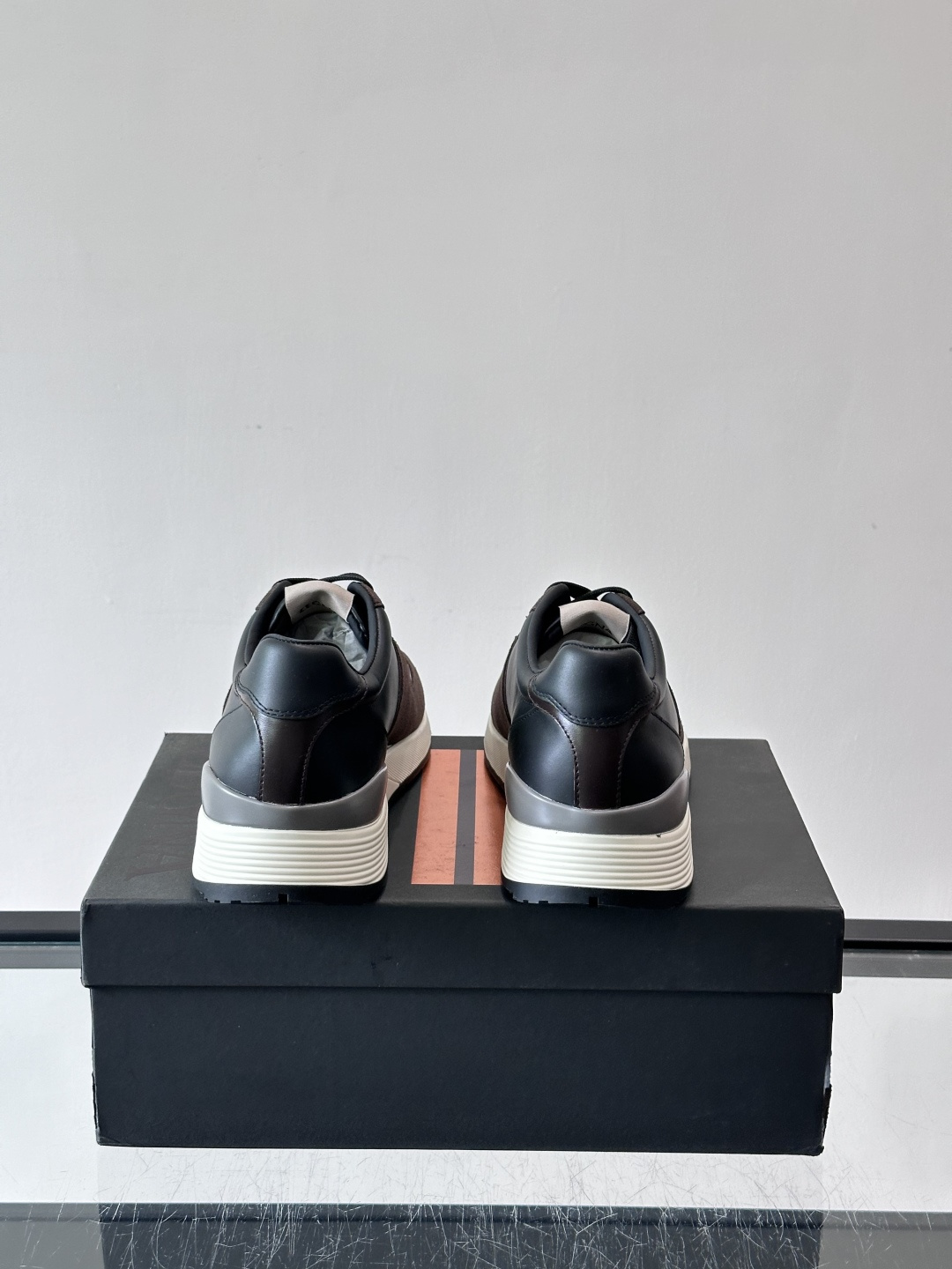 Zegna杰尼亚这款运动鞋采用牛皮皮革➕麂皮拼接，质感层次丰富，低调又有型。白色➕黑色多层鞋底，缓震舒适