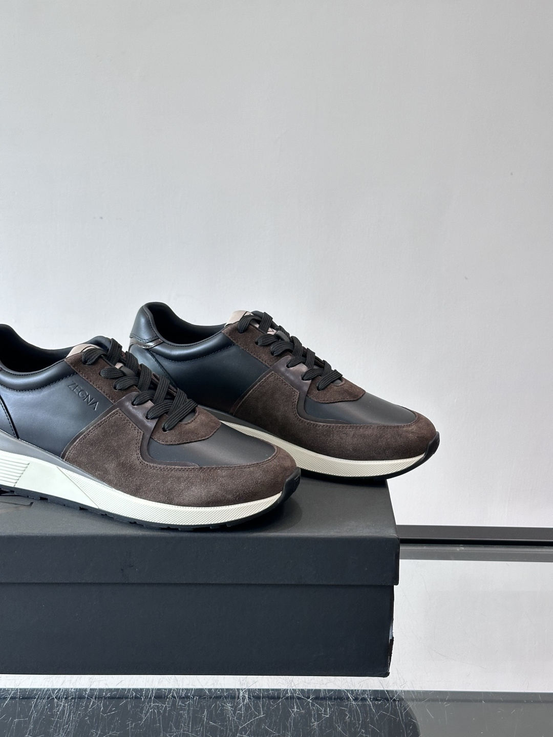 Zegna杰尼亚这款运动鞋采用牛皮皮革➕麂皮拼接，质感层次丰富，低调又有型。白色➕黑色多层鞋底，缓震舒适