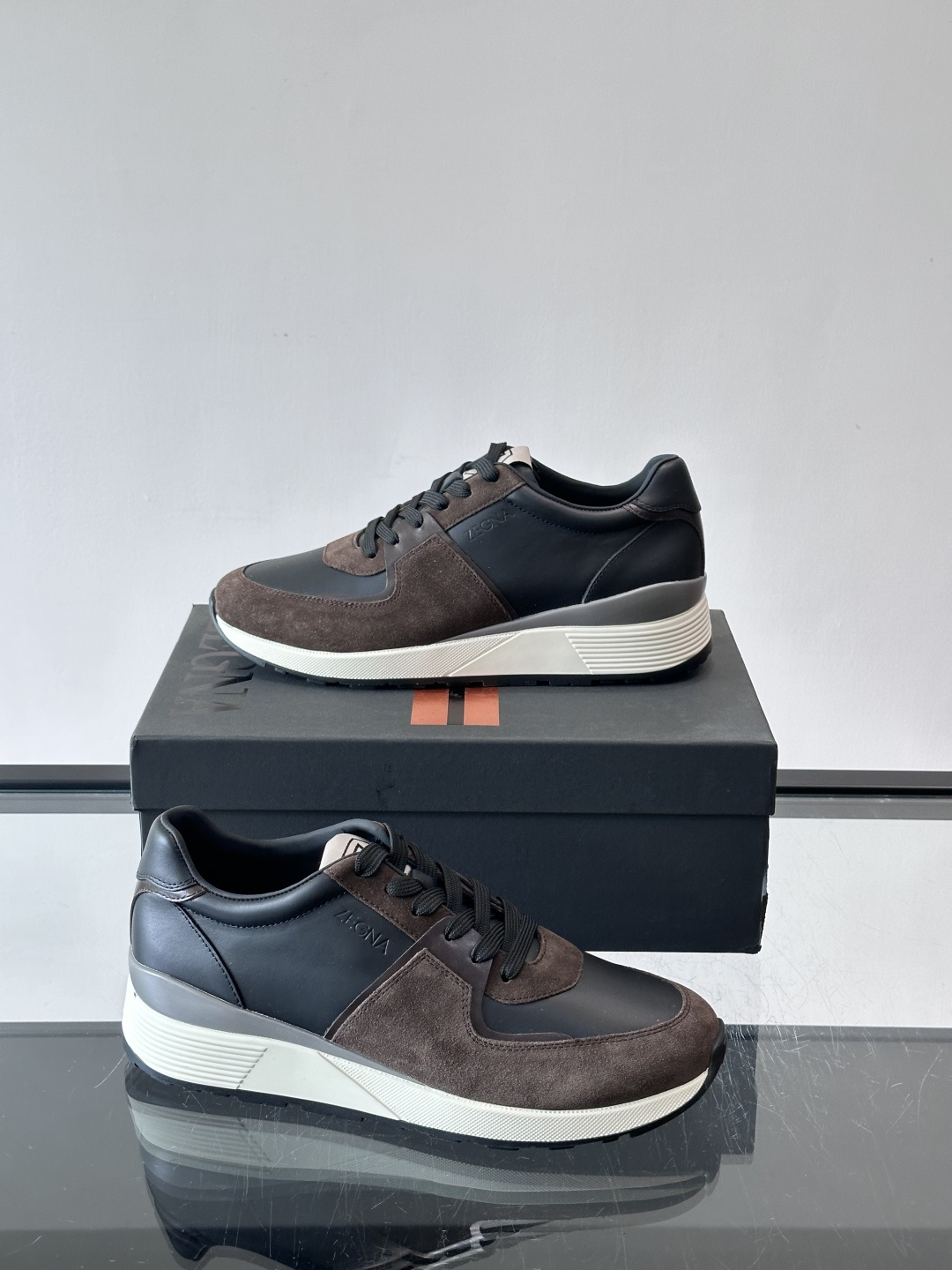 Zegna杰尼亚这款运动鞋采用牛皮皮革➕麂皮拼接，质感层次丰富，低调又有型。白色➕黑色多层鞋底，缓震舒适