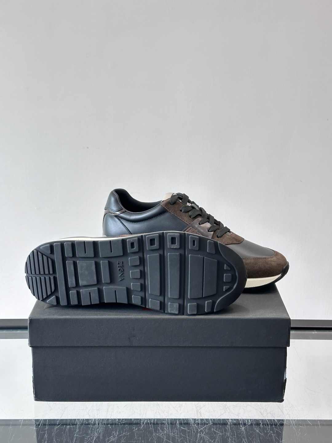 Zegna杰尼亚这款运动鞋采用牛皮皮革➕麂皮拼接，质感层次丰富，低调又有型。白色➕黑色多层鞋底，缓震舒适