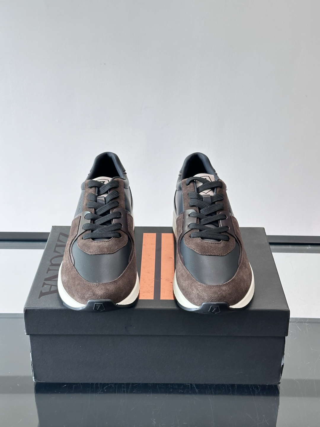 Zegna杰尼亚这款运动鞋采用牛皮皮革➕麂皮拼接，质感层次丰富，低调又有型。白色➕黑色多层鞋底，缓震舒适