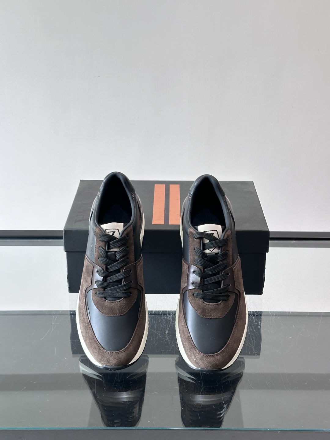 Zegna杰尼亚这款运动鞋采用牛皮皮革➕麂皮拼接，质感层次丰富，低调又有型。白色➕黑色多层鞋底，缓震舒适