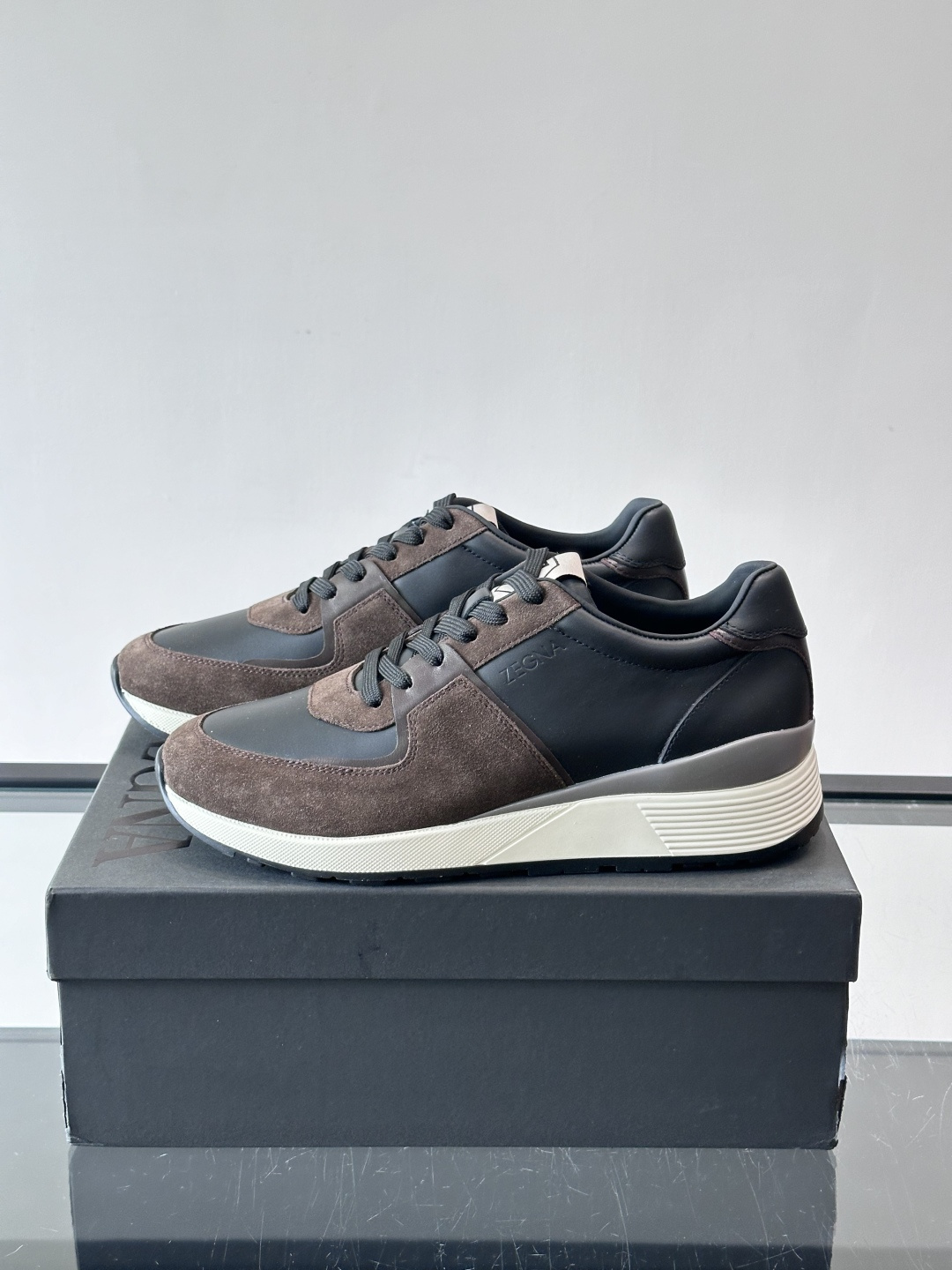 Zegna杰尼亚这款运动鞋采用牛皮皮革➕麂皮拼接，质感层次丰富，低调又有型。白色➕黑色多层鞋底，缓震舒适