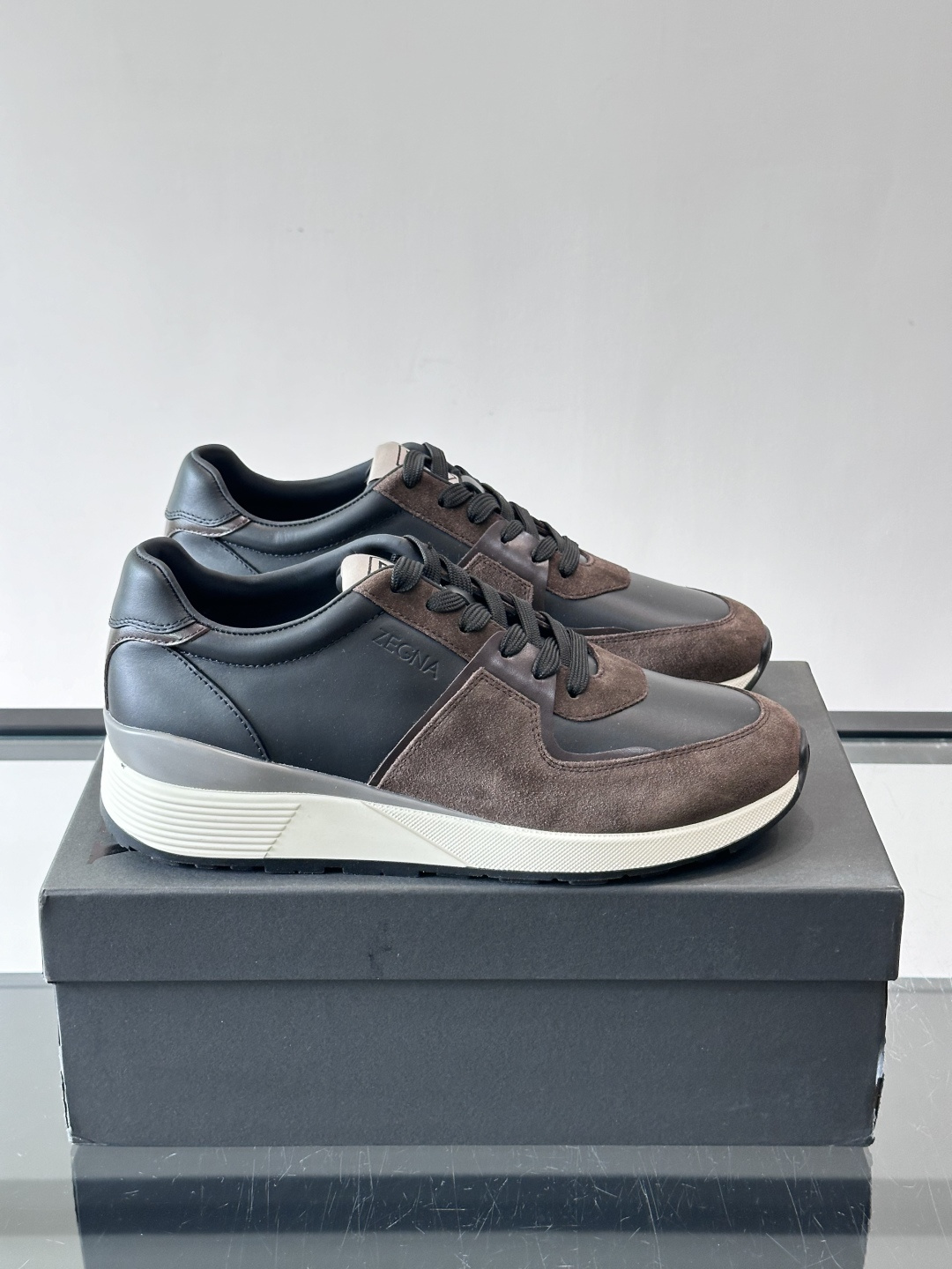 Zegna杰尼亚这款运动鞋采用牛皮皮革➕麂皮拼接，质感层次丰富，低调又有型。白色➕黑色多层鞋底，缓震舒适