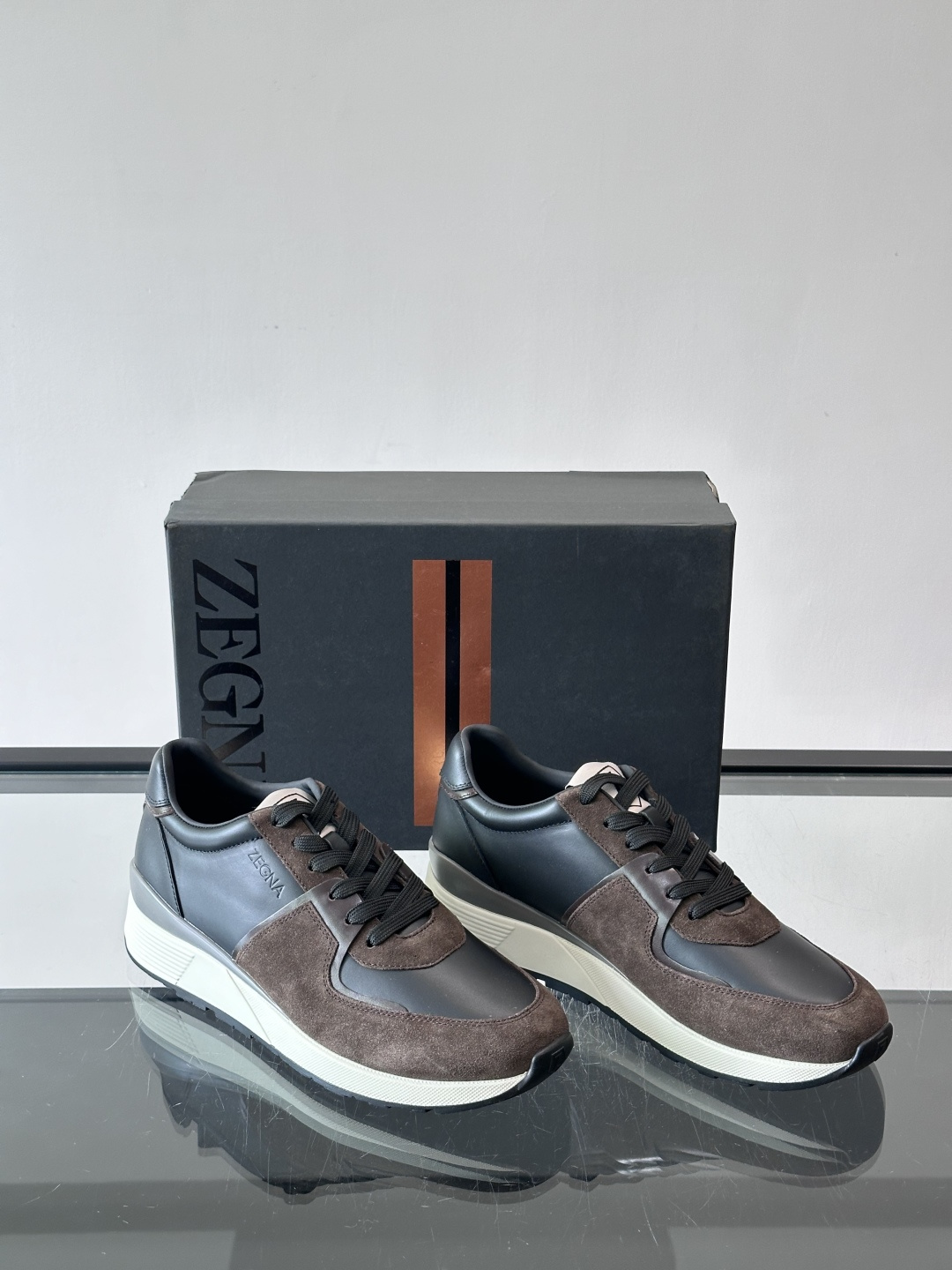 Zegna杰尼亚这款运动鞋采用牛皮皮革➕麂皮拼接，质感层次丰富，低调又有型。白色➕黑色多层鞋底，缓震舒适