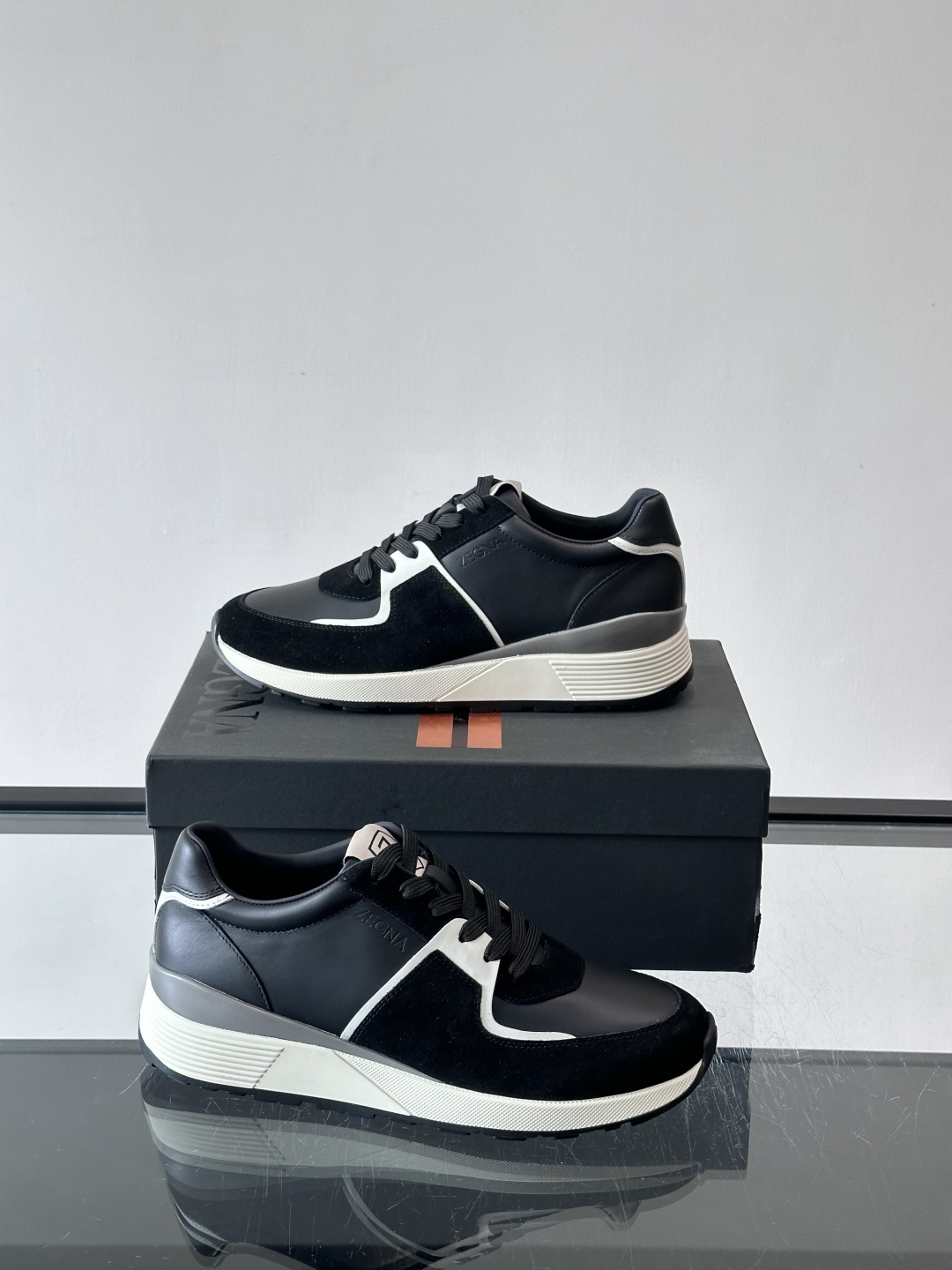 Zegna杰尼亚这款运动鞋采用牛皮皮革➕麂皮拼接，质感层次丰富，低调又有型。白色➕黑色多层鞋底，缓震舒适