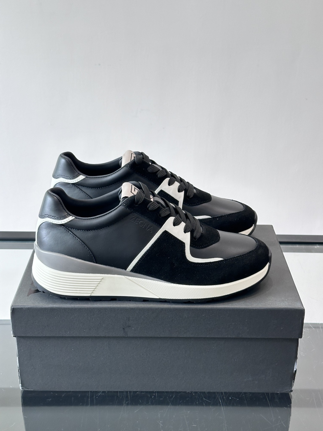 Zegna杰尼亚这款运动鞋采用牛皮皮革➕麂皮拼接，质感层次丰富，低调又有型。白色➕黑色多层鞋底，缓震舒适