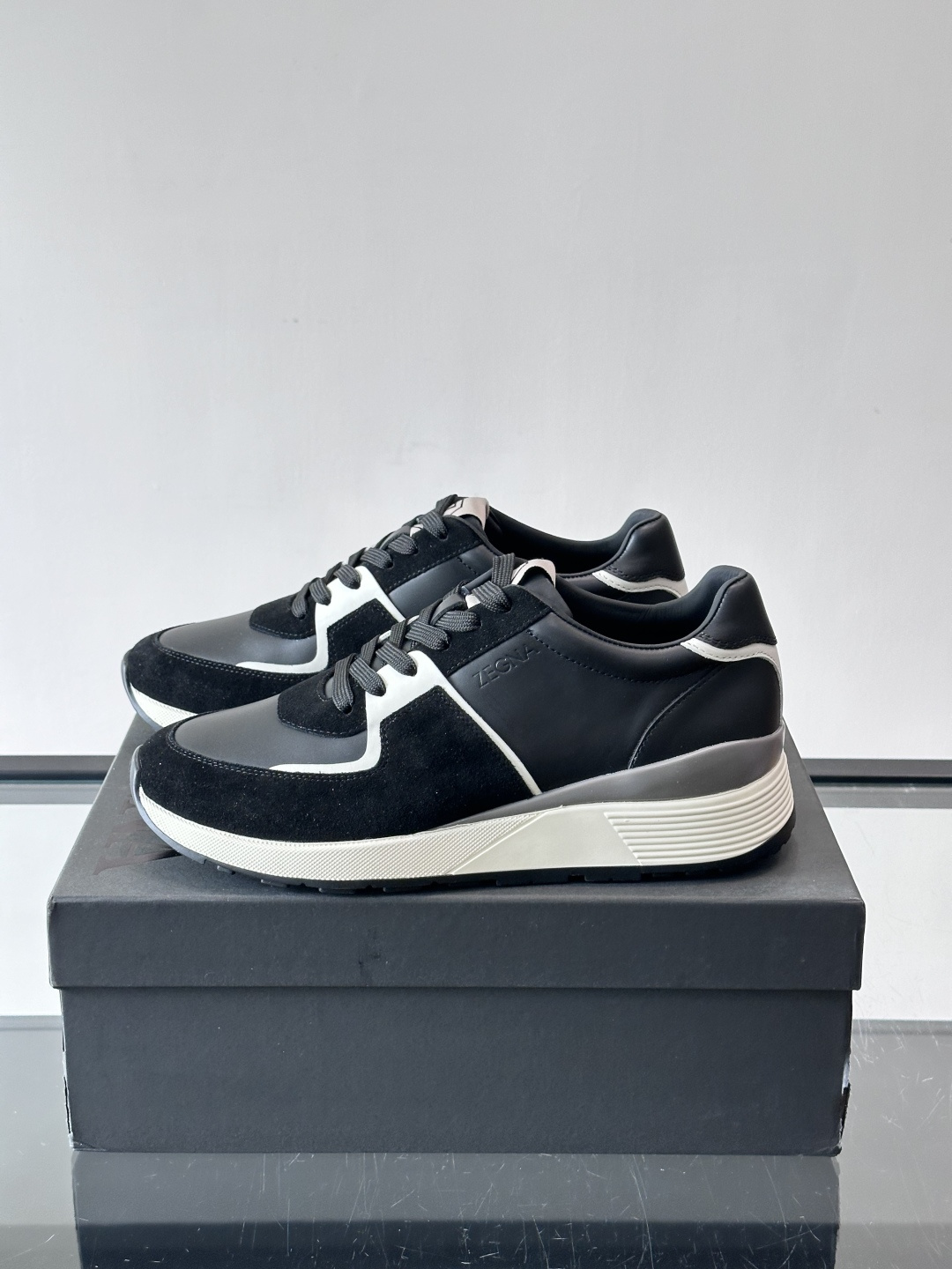 Zegna杰尼亚这款运动鞋采用牛皮皮革➕麂皮拼接，质感层次丰富，低调又有型。白色➕黑色多层鞋底，缓震舒适