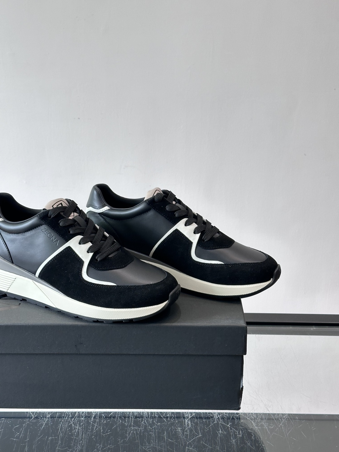 Zegna杰尼亚这款运动鞋采用牛皮皮革➕麂皮拼接，质感层次丰富，低调又有型。白色➕黑色多层鞋底，缓震舒适