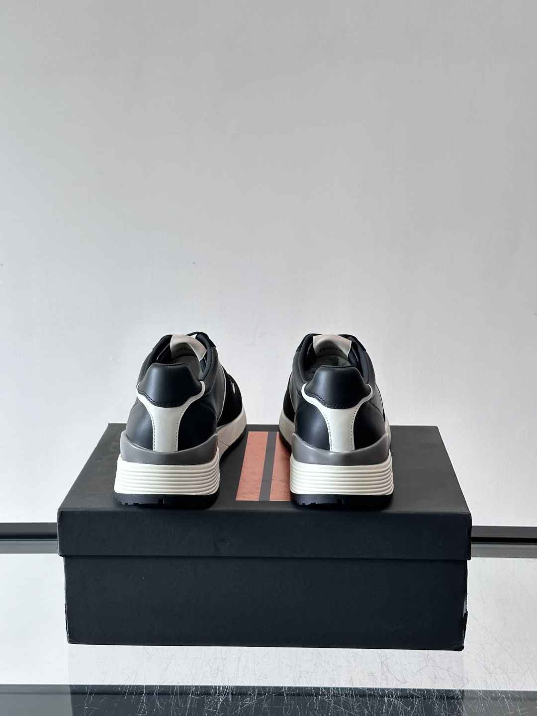 Zegna杰尼亚这款运动鞋采用牛皮皮革➕麂皮拼接，质感层次丰富，低调又有型。白色➕黑色多层鞋底，缓震舒适