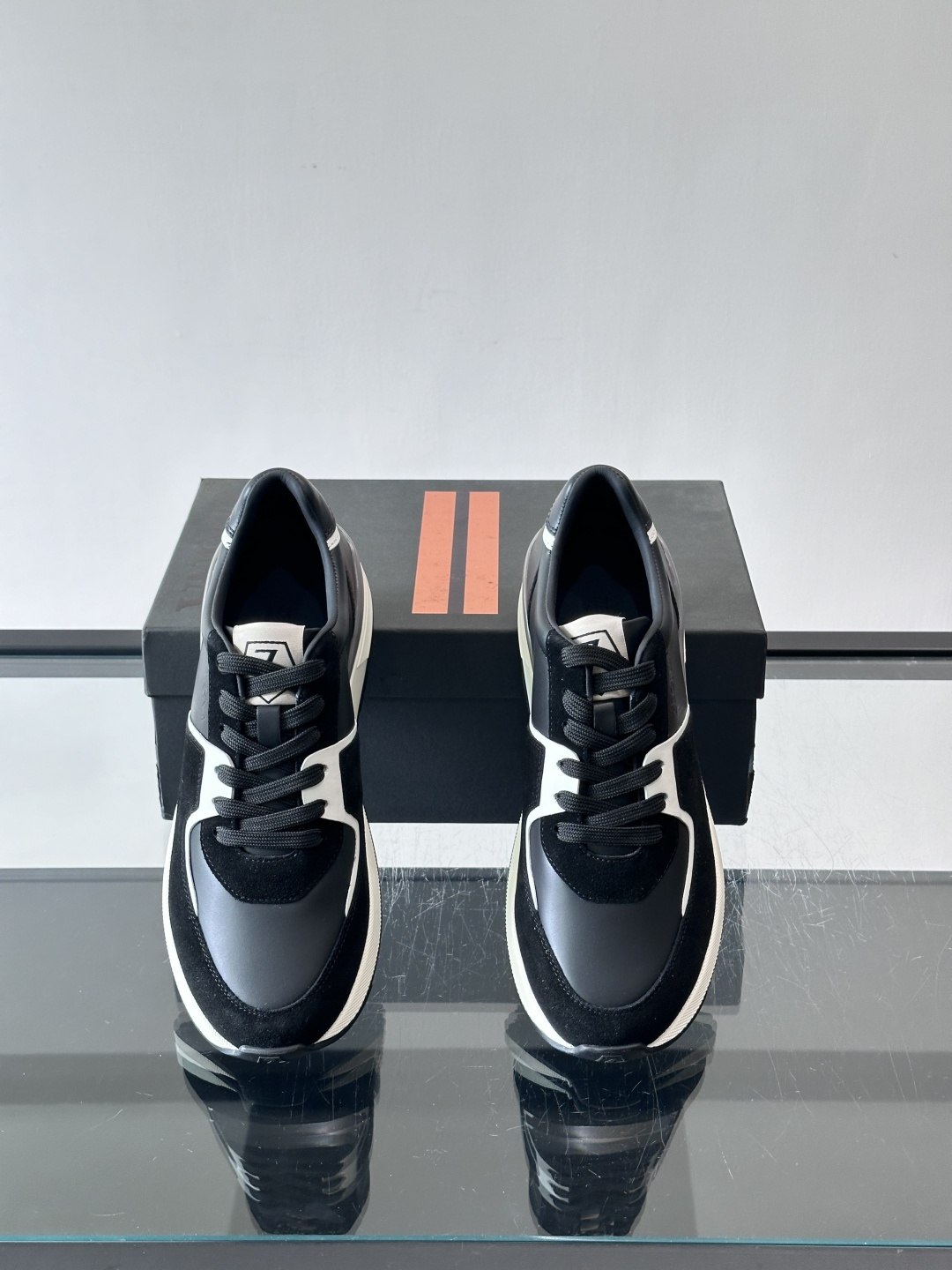 Zegna杰尼亚这款运动鞋采用牛皮皮革➕麂皮拼接，质感层次丰富，低调又有型。白色➕黑色多层鞋底，缓震舒适