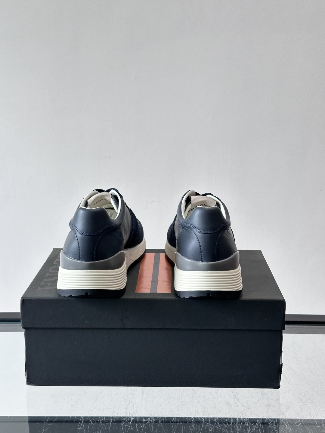 Zegna杰尼亚这款运动鞋采用牛皮皮革➕麂皮拼接，质感层次丰富，低调又有型。白色➕黑色多层鞋底，缓震舒适