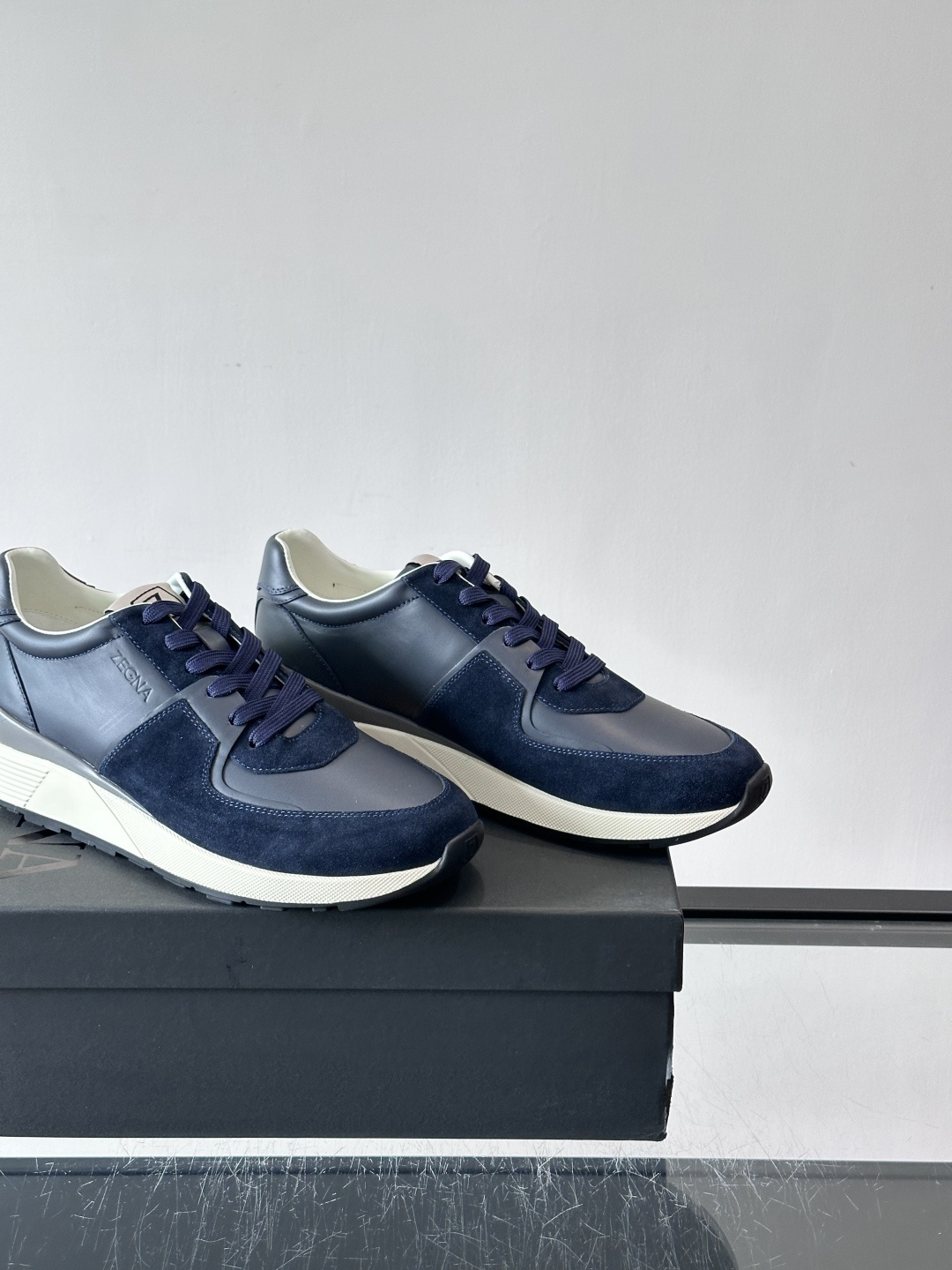 Zegna杰尼亚这款运动鞋采用牛皮皮革➕麂皮拼接，质感层次丰富，低调又有型。白色➕黑色多层鞋底，缓震舒适