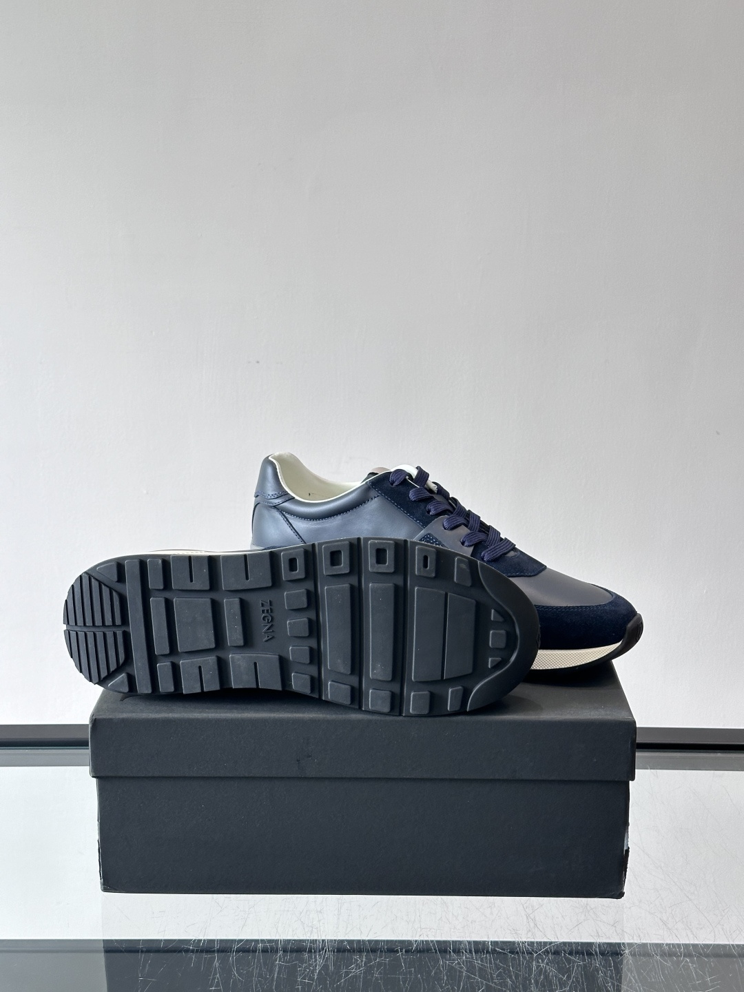 Zegna杰尼亚这款运动鞋采用牛皮皮革➕麂皮拼接，质感层次丰富，低调又有型。白色➕黑色多层鞋底，缓震舒适