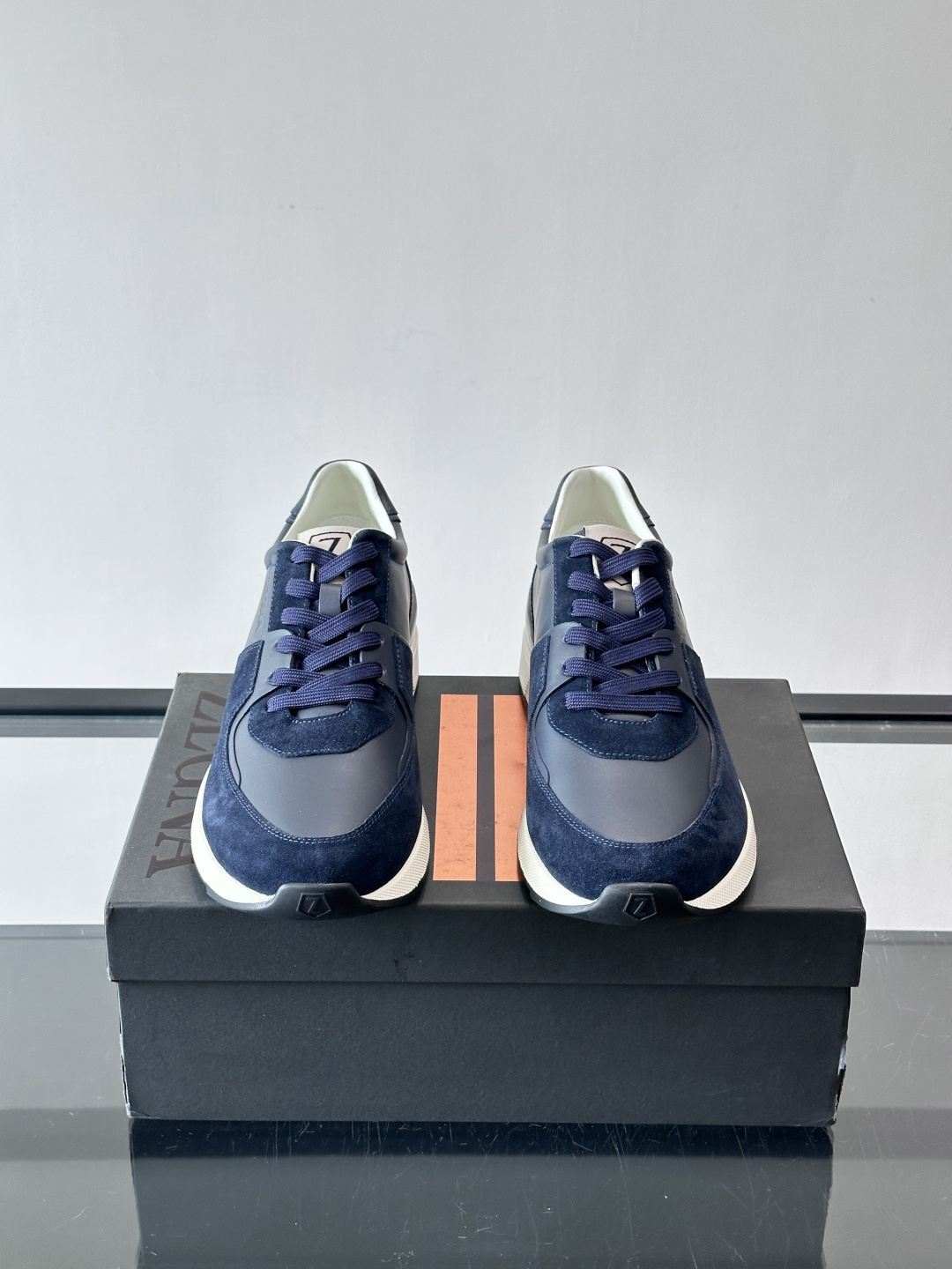 Zegna杰尼亚这款运动鞋采用牛皮皮革➕麂皮拼接，质感层次丰富，低调又有型。白色➕黑色多层鞋底，缓震舒适