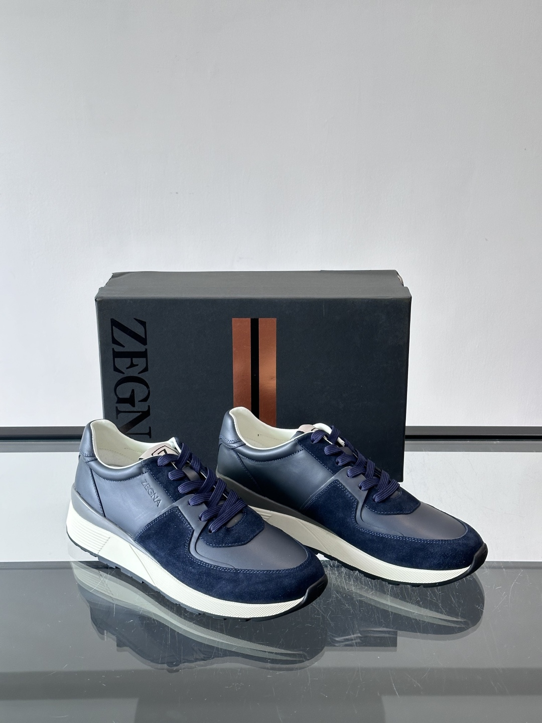 Zegna杰尼亚这款运动鞋采用牛皮皮革➕麂皮拼接，质感层次丰富，低调又有型。白色➕黑色多层鞋底，缓震舒适