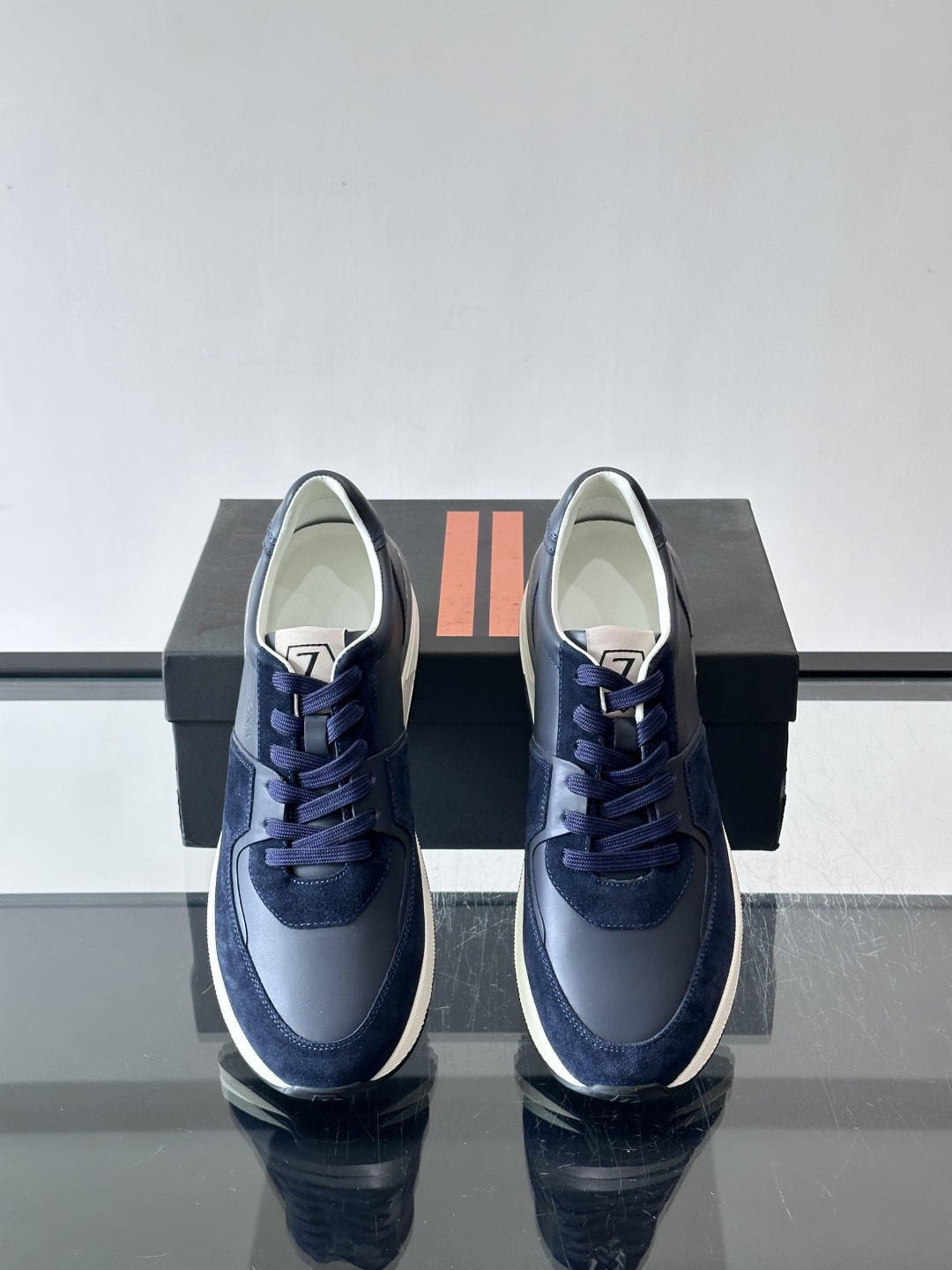 Zegna杰尼亚这款运动鞋采用牛皮皮革➕麂皮拼接，质感层次丰富，低调又有型。白色➕黑色多层鞋底，缓震舒适