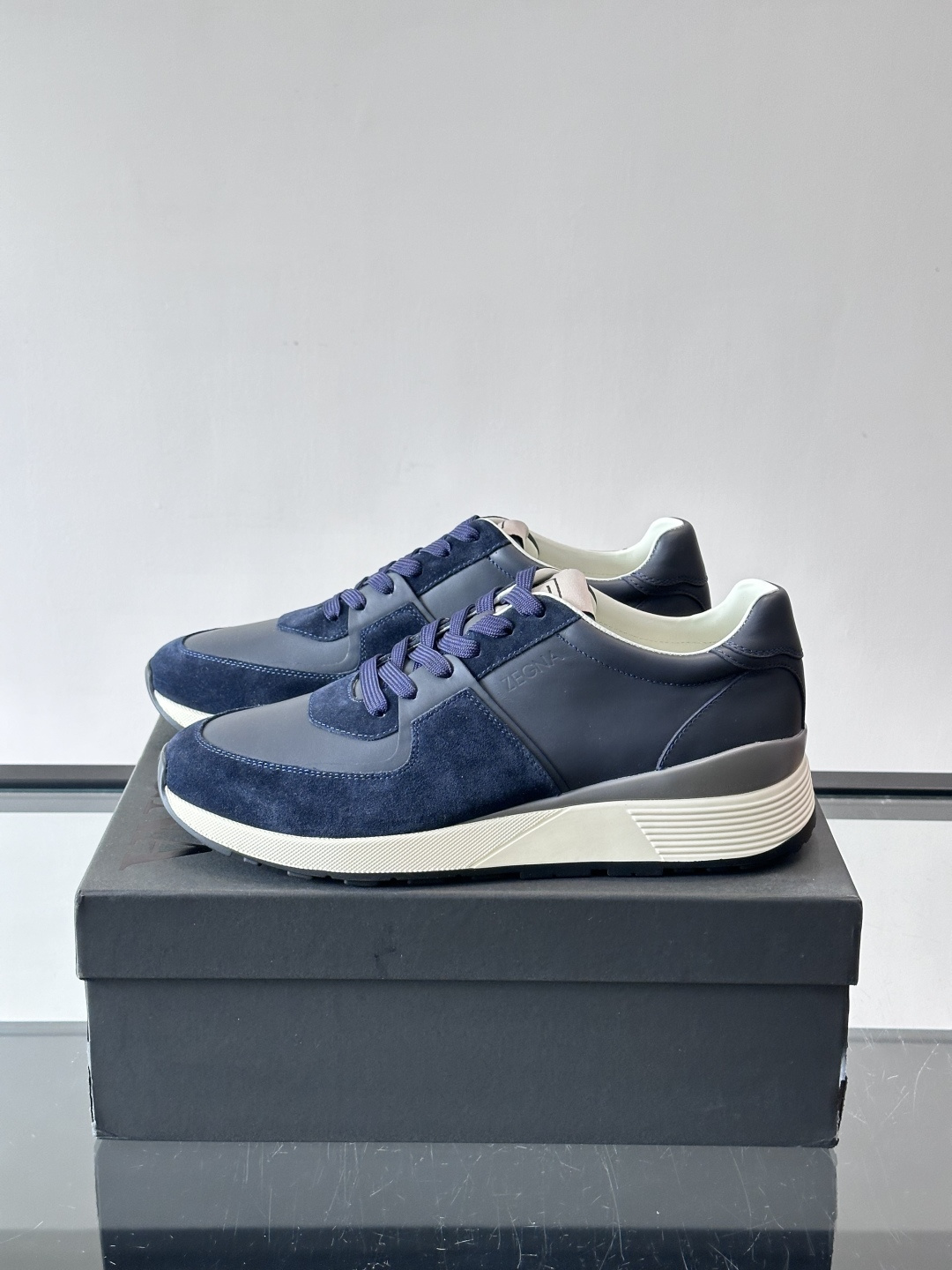 Zegna杰尼亚这款运动鞋采用牛皮皮革➕麂皮拼接，质感层次丰富，低调又有型。白色➕黑色多层鞋底，缓震舒适