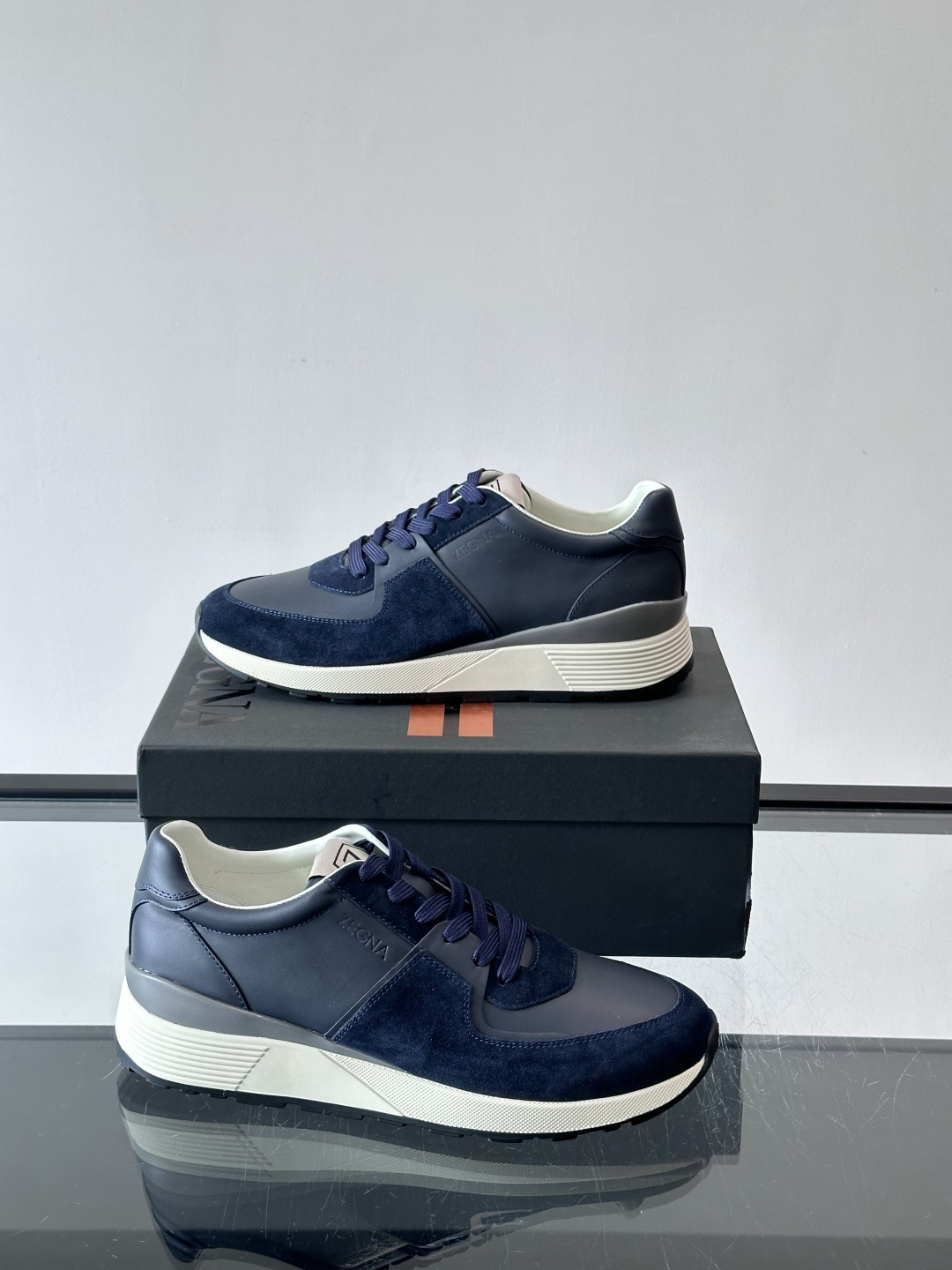 Zegna杰尼亚这款运动鞋采用牛皮皮革➕麂皮拼接，质感层次丰富，低调又有型。白色➕黑色多层鞋底，缓震舒适