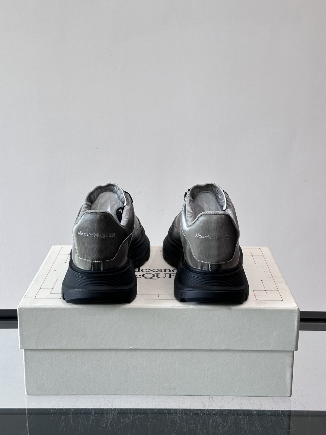 𝐀𝐥𝐞𝐱𝐚𝐧𝐝𝐞𝐫 𝐌𝐜𝐐𝐔𝐄𝐄𝐍亚历山麦昆情侣款‼️ 休闲鞋👟。终极版本 随意PK柜货 麦昆这鞋款一出