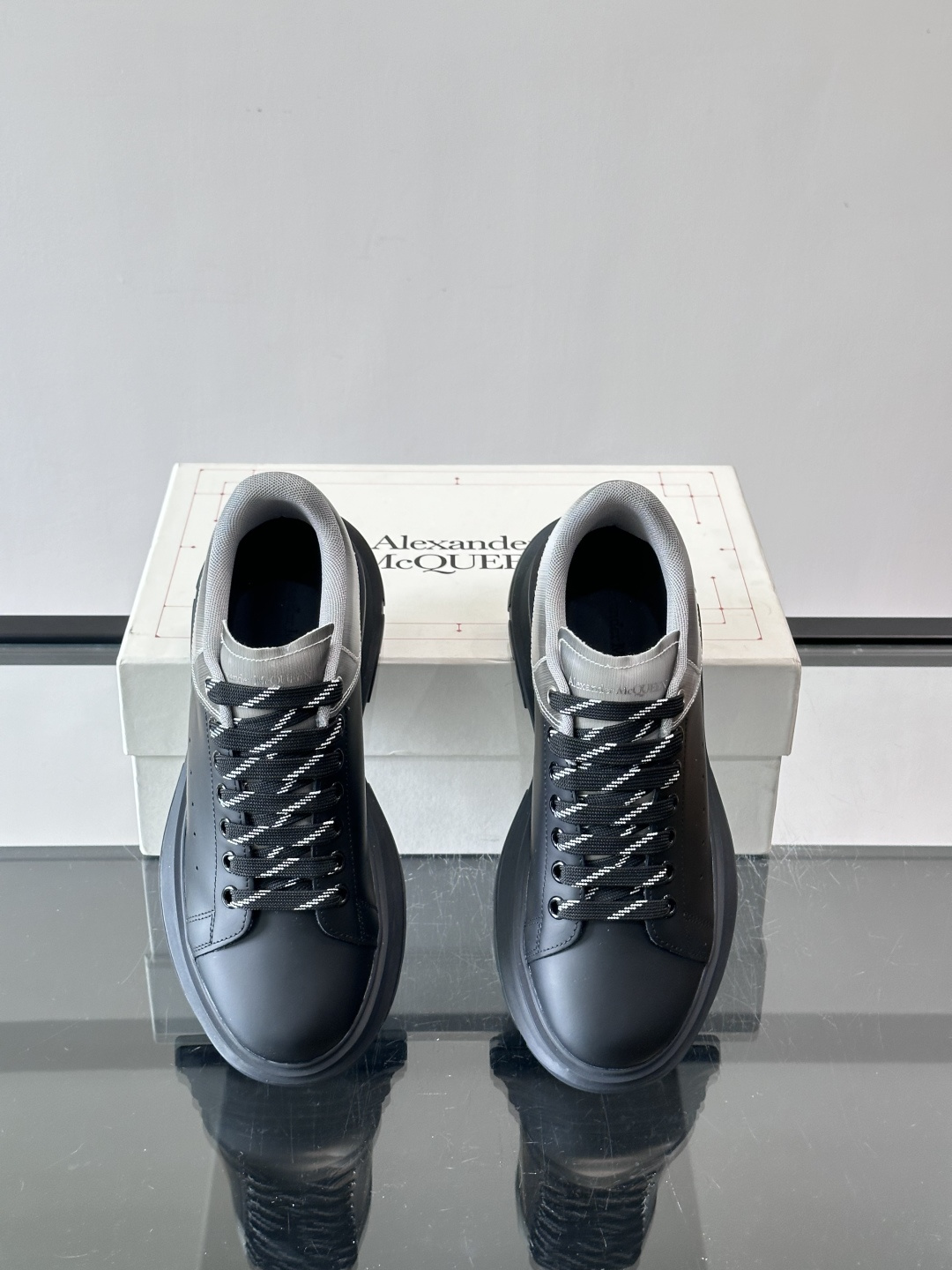 𝐀𝐥𝐞𝐱𝐚𝐧𝐝𝐞𝐫 𝐌𝐜𝐐𝐔𝐄𝐄𝐍亚历山麦昆情侣款‼️ 休闲鞋👟。终极版本 随意PK柜货 麦昆这鞋款一出