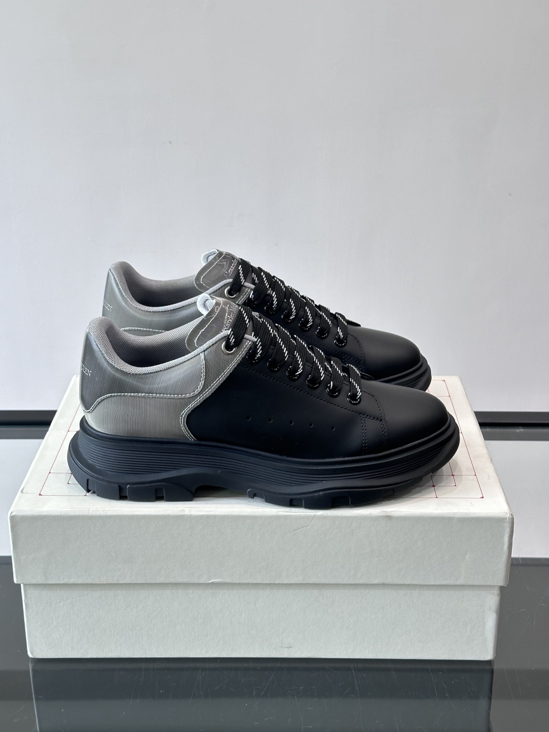 𝐀𝐥𝐞𝐱𝐚𝐧𝐝𝐞𝐫 𝐌𝐜𝐐𝐔𝐄𝐄𝐍亚历山麦昆情侣款‼️ 休闲鞋👟。终极版本 随意PK柜货 麦昆这鞋款一出