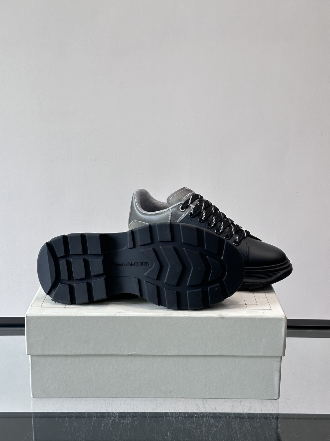 𝐀𝐥𝐞𝐱𝐚𝐧𝐝𝐞𝐫 𝐌𝐜𝐐𝐔𝐄𝐄𝐍亚历山麦昆情侣款‼️ 休闲鞋👟。终极版本 随意PK柜货 麦昆这鞋款一出