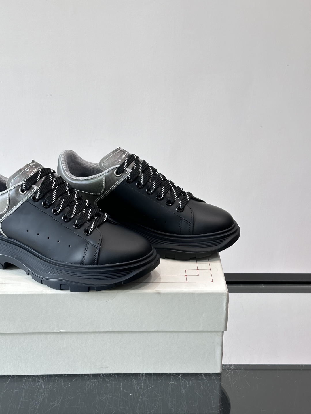 𝐀𝐥𝐞𝐱𝐚𝐧𝐝𝐞𝐫 𝐌𝐜𝐐𝐔𝐄𝐄𝐍亚历山麦昆情侣款‼️ 休闲鞋👟。终极版本 随意PK柜货 麦昆这鞋款一出