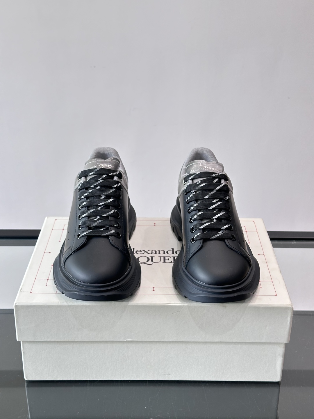 𝐀𝐥𝐞𝐱𝐚𝐧𝐝𝐞𝐫 𝐌𝐜𝐐𝐔𝐄𝐄𝐍亚历山麦昆情侣款‼️ 休闲鞋👟。终极版本 随意PK柜货 麦昆这鞋款一出