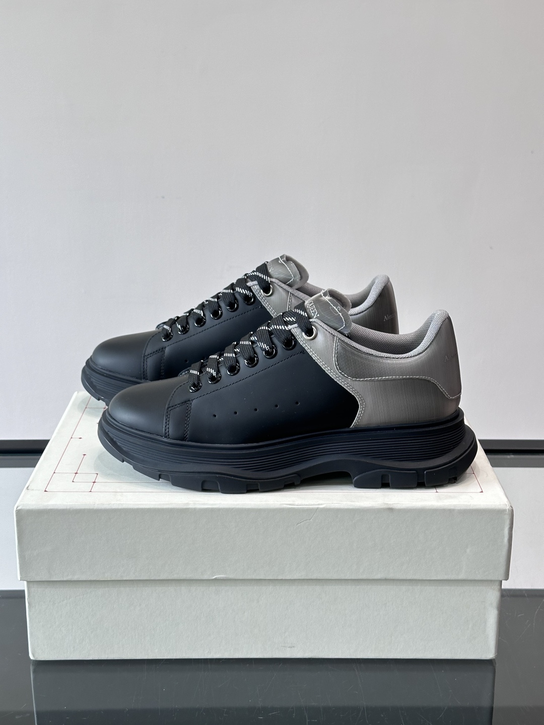 𝐀𝐥𝐞𝐱𝐚𝐧𝐝𝐞𝐫 𝐌𝐜𝐐𝐔𝐄𝐄𝐍亚历山麦昆情侣款‼️ 休闲鞋👟。终极版本 随意PK柜货 麦昆这鞋款一出