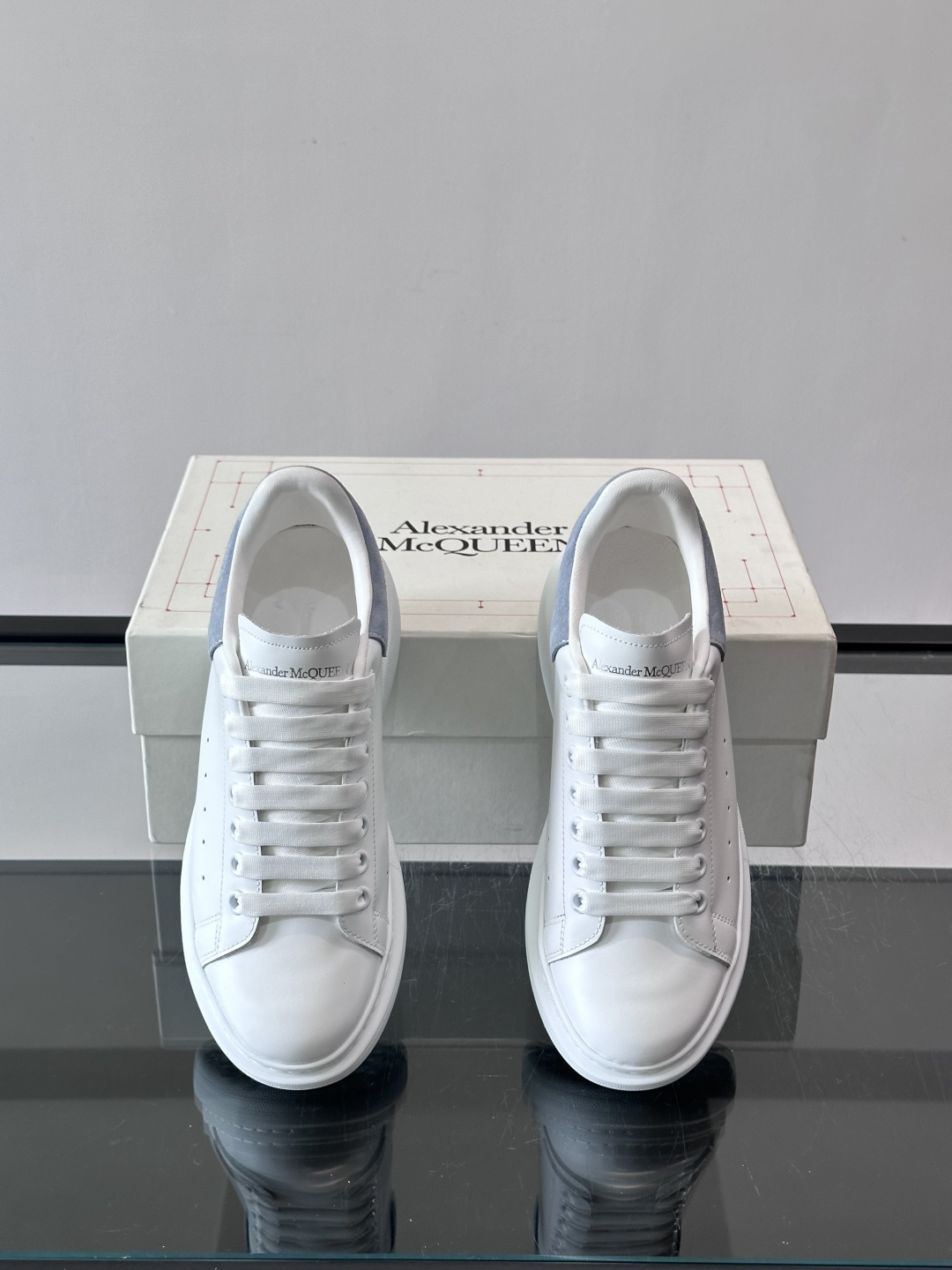 ✨这款Alexander McQueen小白鞋，白色真皮鞋面+蓝色尾，辨识度超高！厚底设计隐形增高约4c