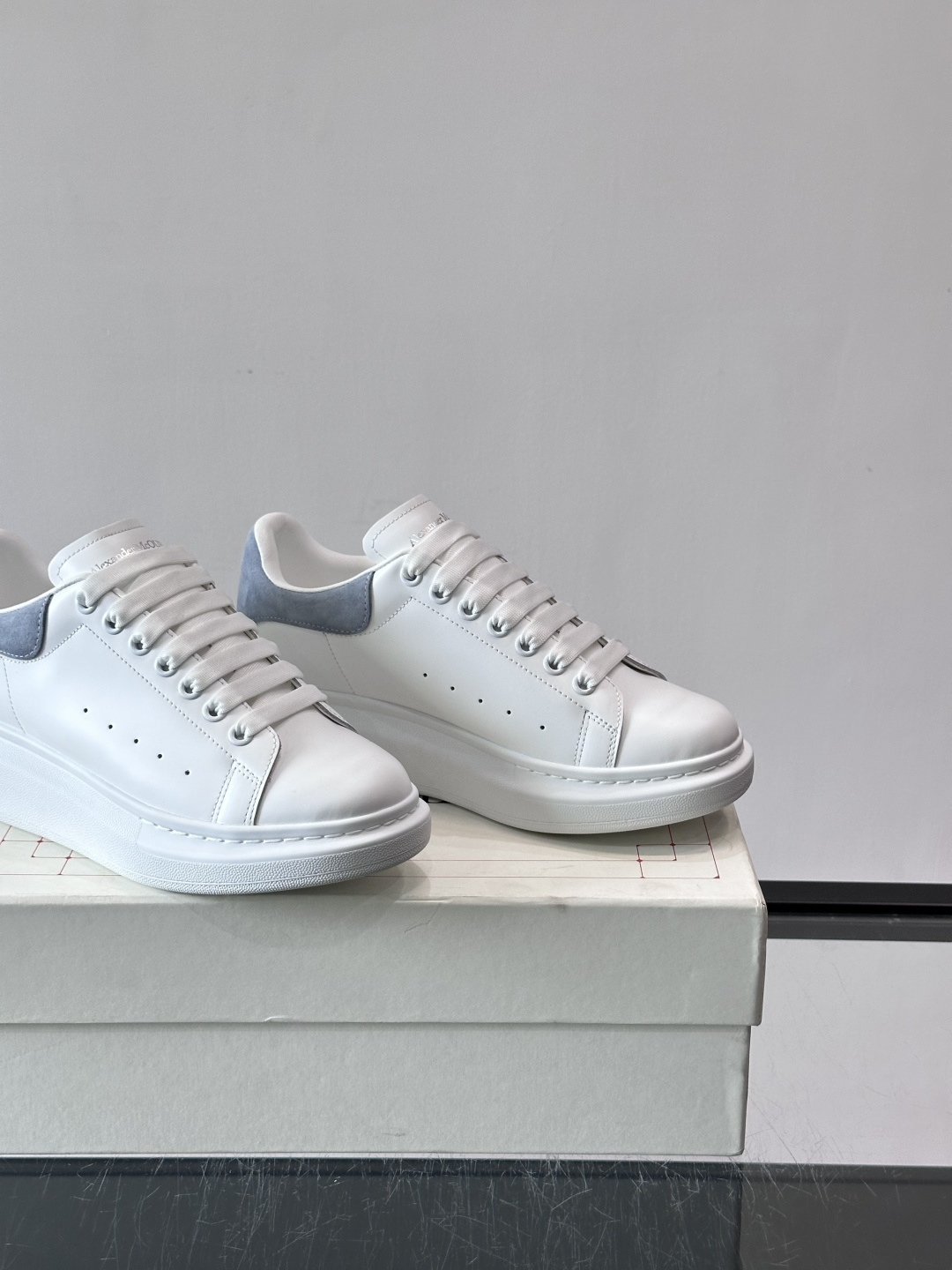 ✨这款Alexander McQueen小白鞋，白色真皮鞋面+蓝色尾，辨识度超高！厚底设计隐形增高约4c