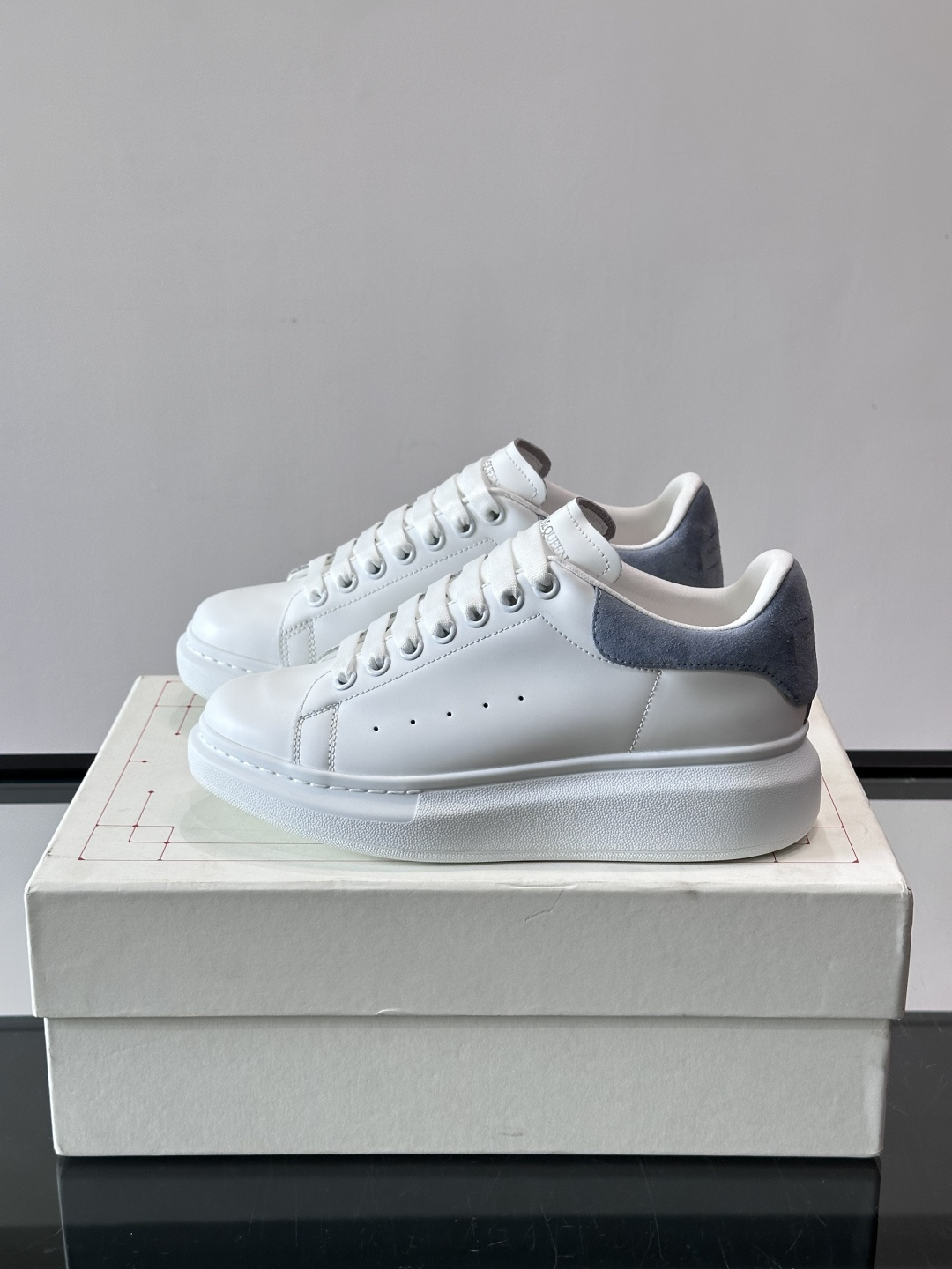 ✨这款Alexander McQueen小白鞋，白色真皮鞋面+蓝色尾，辨识度超高！厚底设计隐形增高约4c