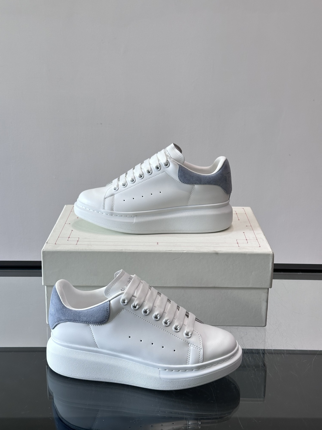 ✨这款Alexander McQueen小白鞋，白色真皮鞋面+蓝色尾，辨识度超高！厚底设计隐形增高约4c