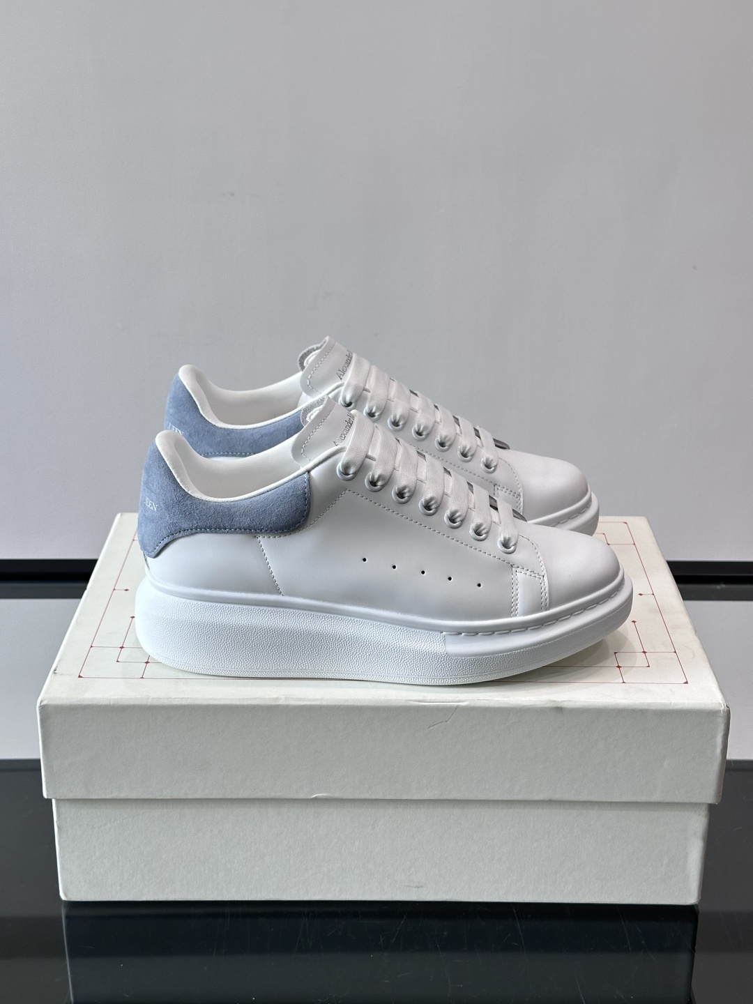 ✨这款Alexander McQueen小白鞋，白色真皮鞋面+蓝色尾，辨识度超高！厚底设计隐形增高约4c