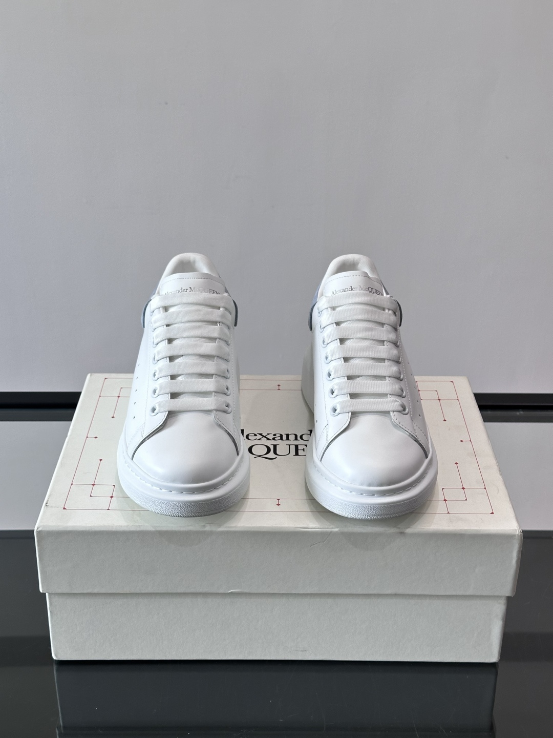 ✨这款Alexander McQueen小白鞋，白色真皮鞋面+蓝色尾，辨识度超高！厚底设计隐形增高约4c